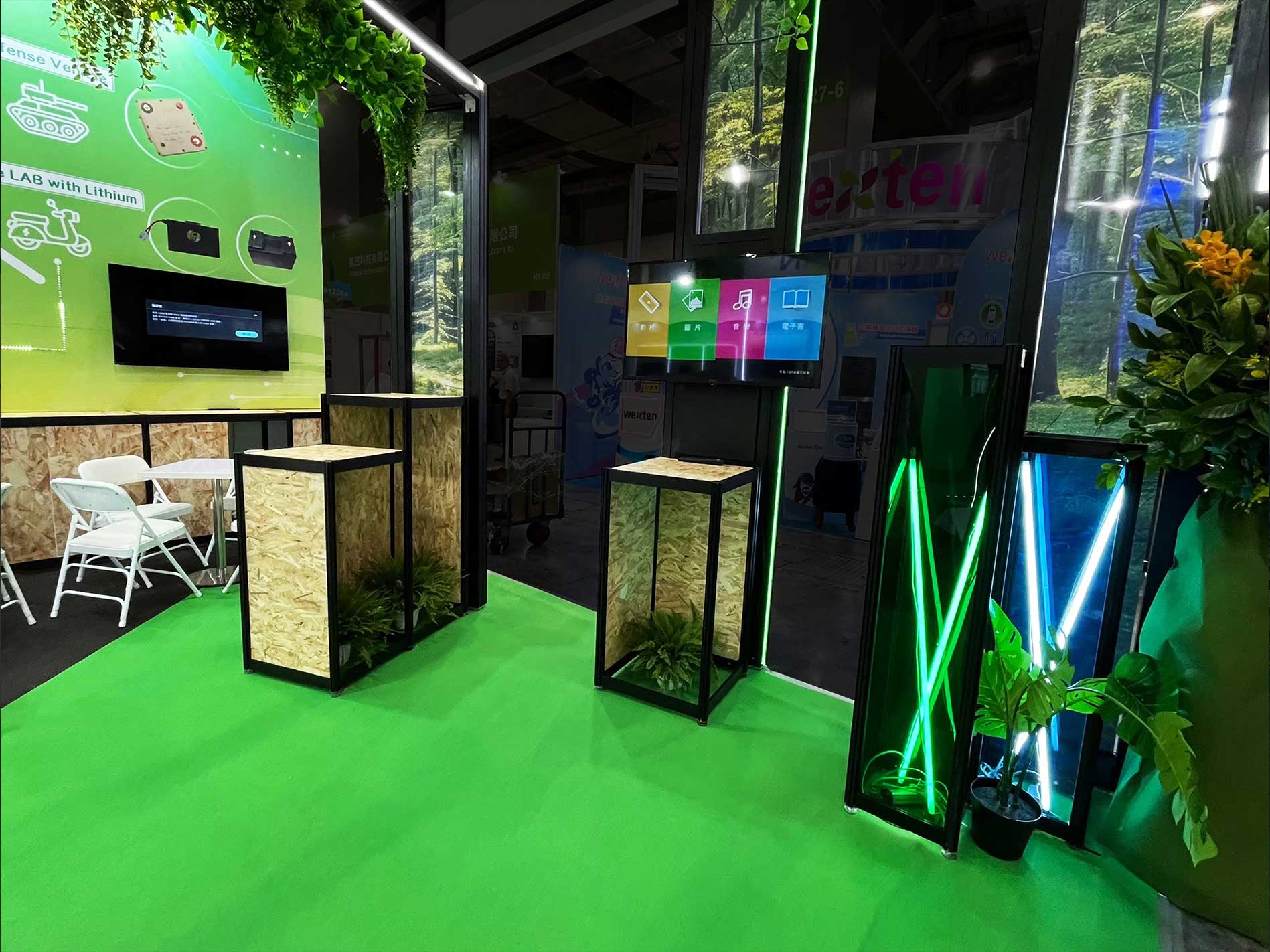 透過模組化系統結構（方柱系統）和可回收輸出材質（蜂巢板），相較於傳統木作展裝，減少超過80%的展後廢棄物。